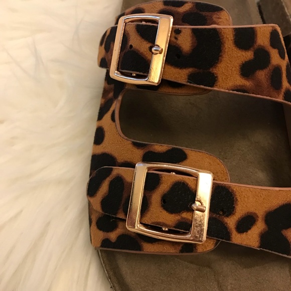 ๐ Leopard Double Buckle Footbed Sandal - Picture 7 of 8